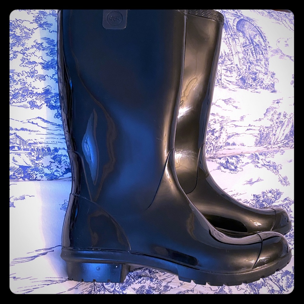Ugg Rain boot waterproof and shearling insole.